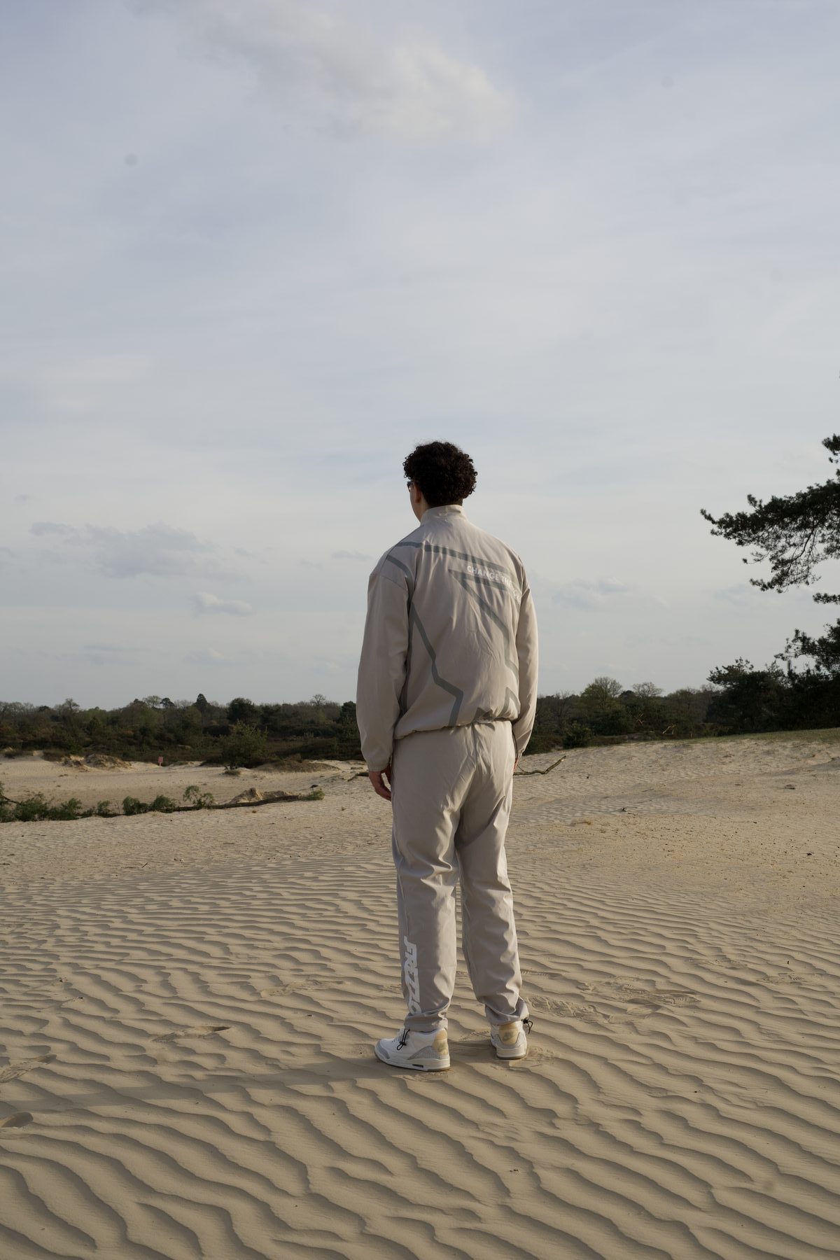 Model von hinten in den Dünen