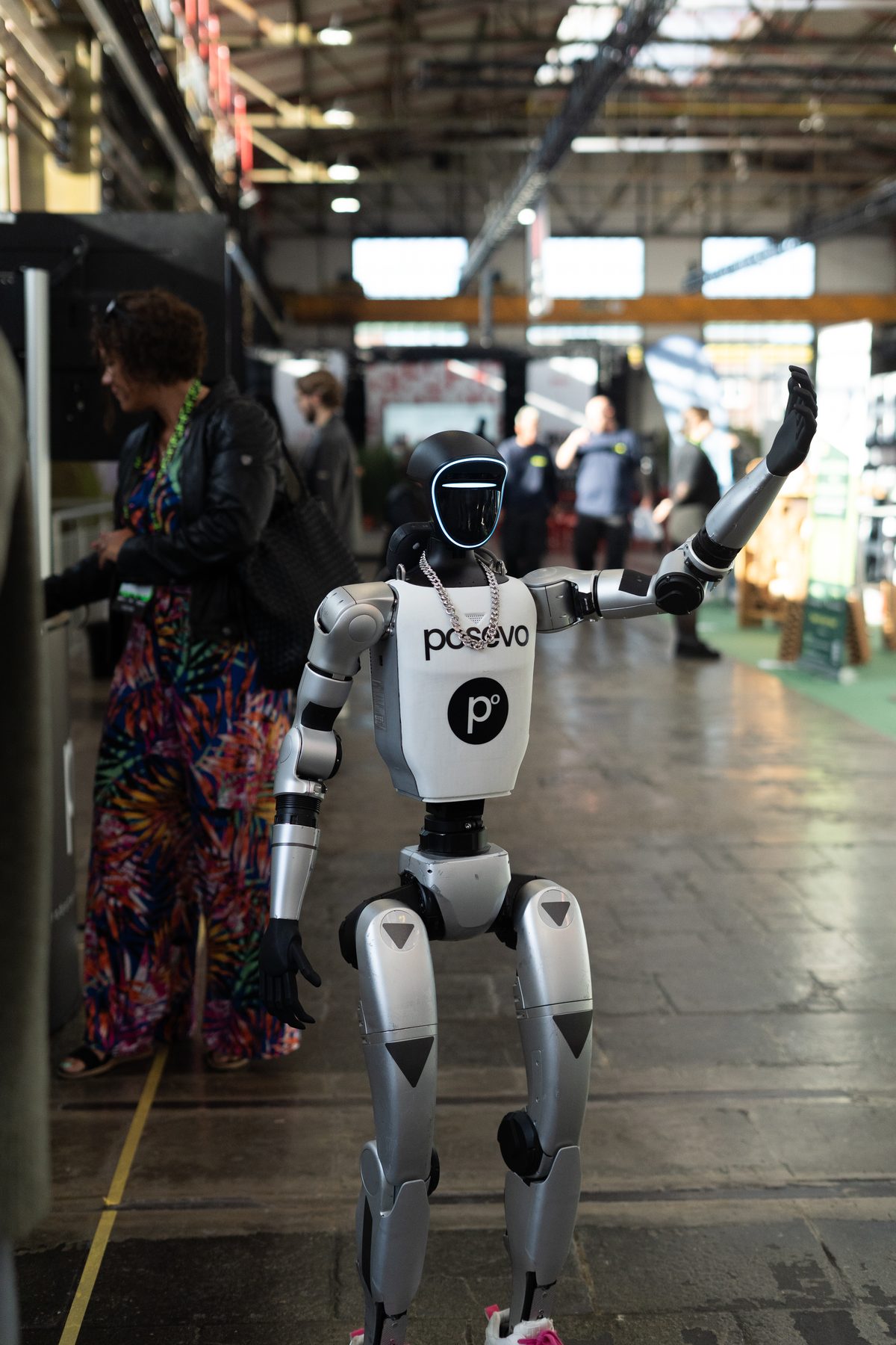 Roboter winkt in der Messehalle