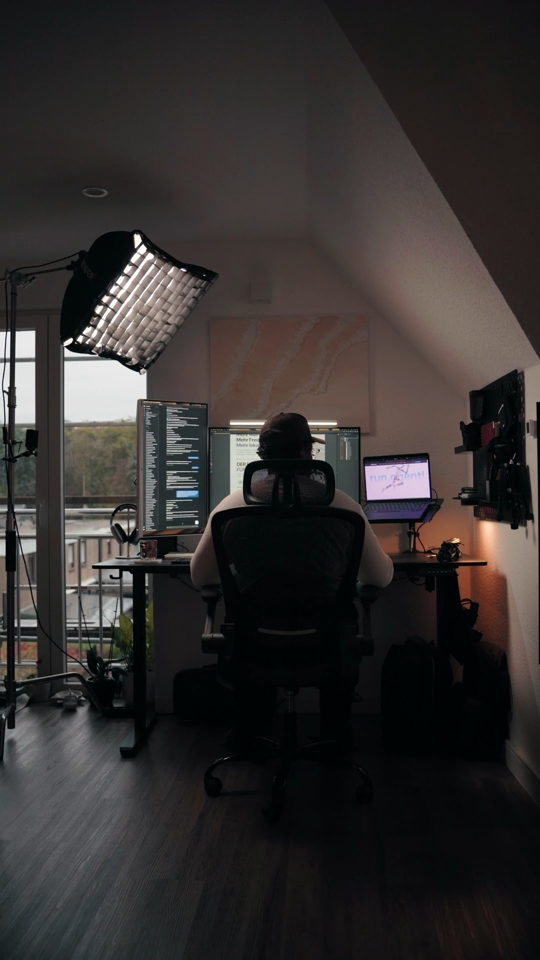 Weite Aufnahme des Studios mit Softbox und Arbeitsplatz