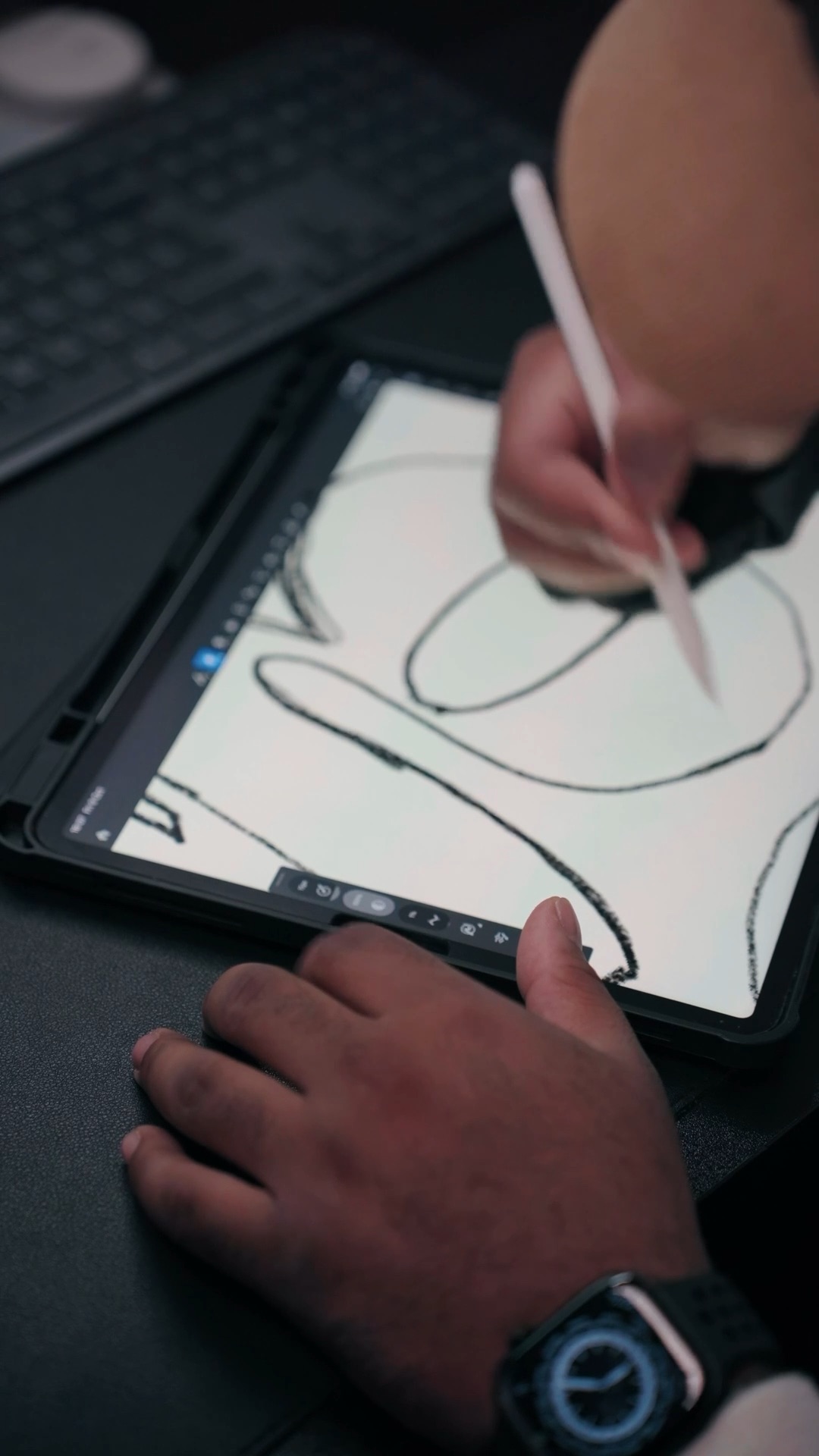 Hand zeichnet mit einem Stift auf einem Tablet