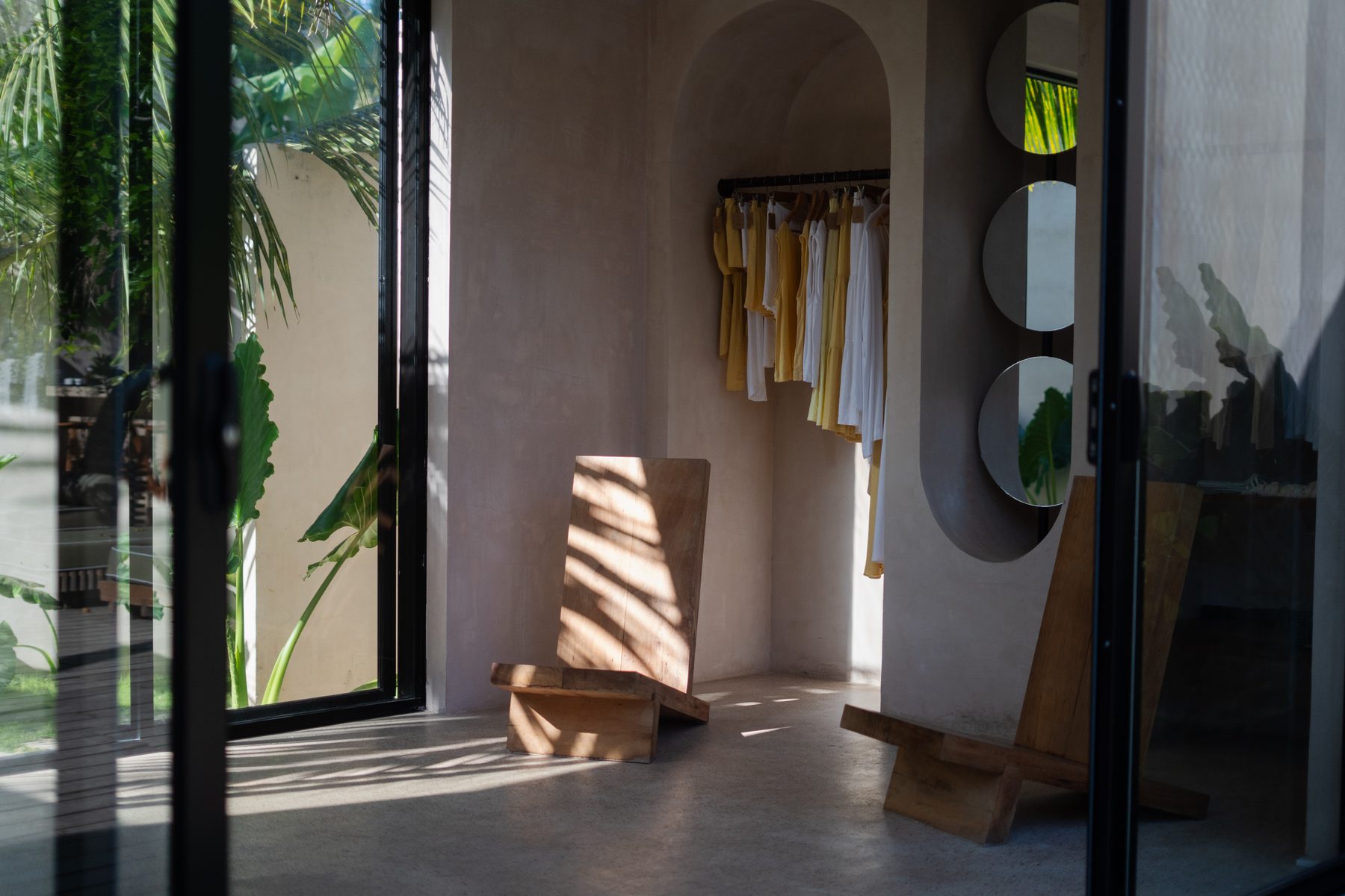 Heller Raum mit Bögen, Kleiderstange und Sonnenlicht