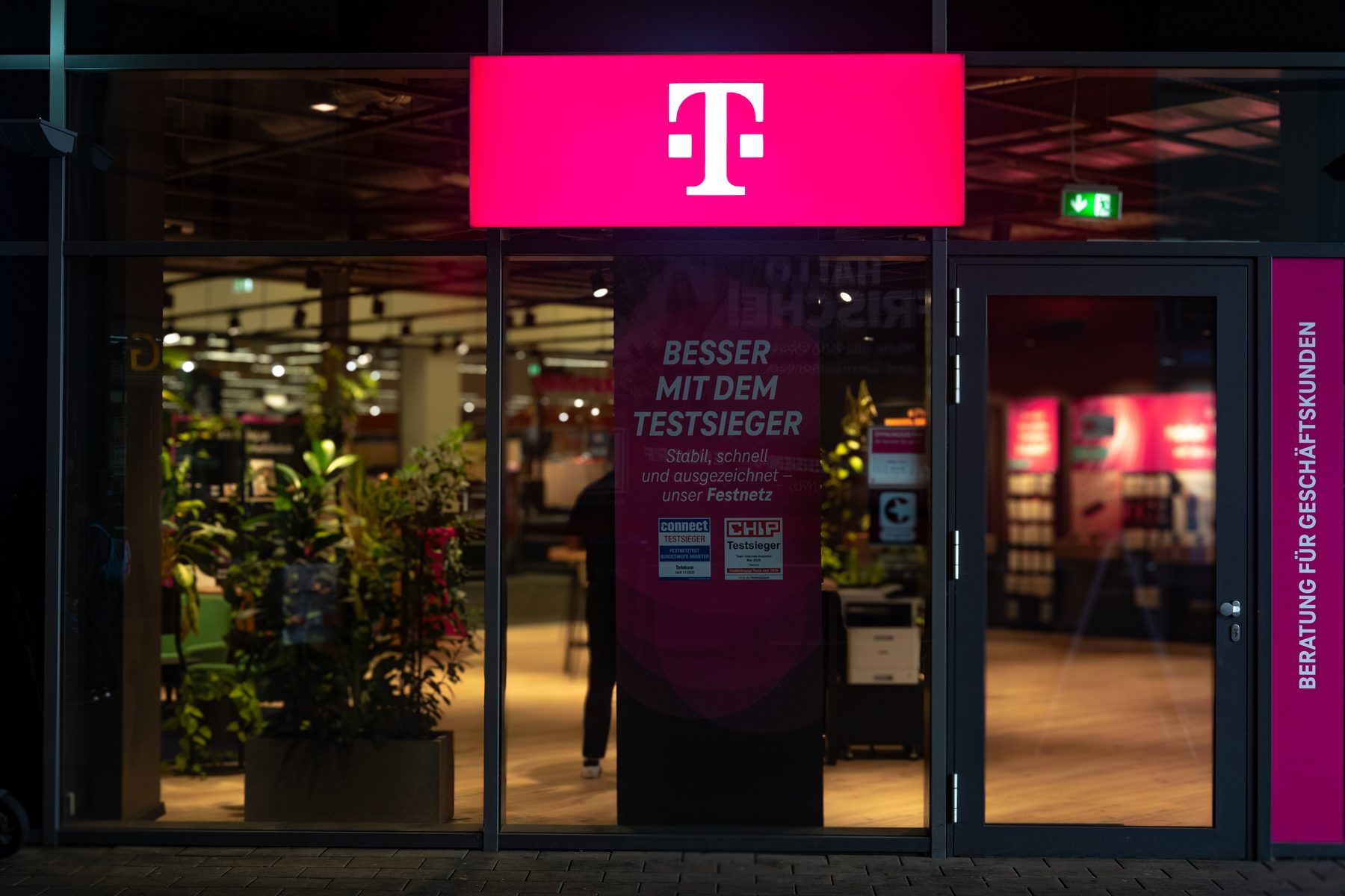 Telekom-Shop bei Nacht von außen